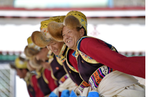 西藏山南市扎囊县桑耶镇乃卡村文艺演出队为村民表演节目(2020年7月7